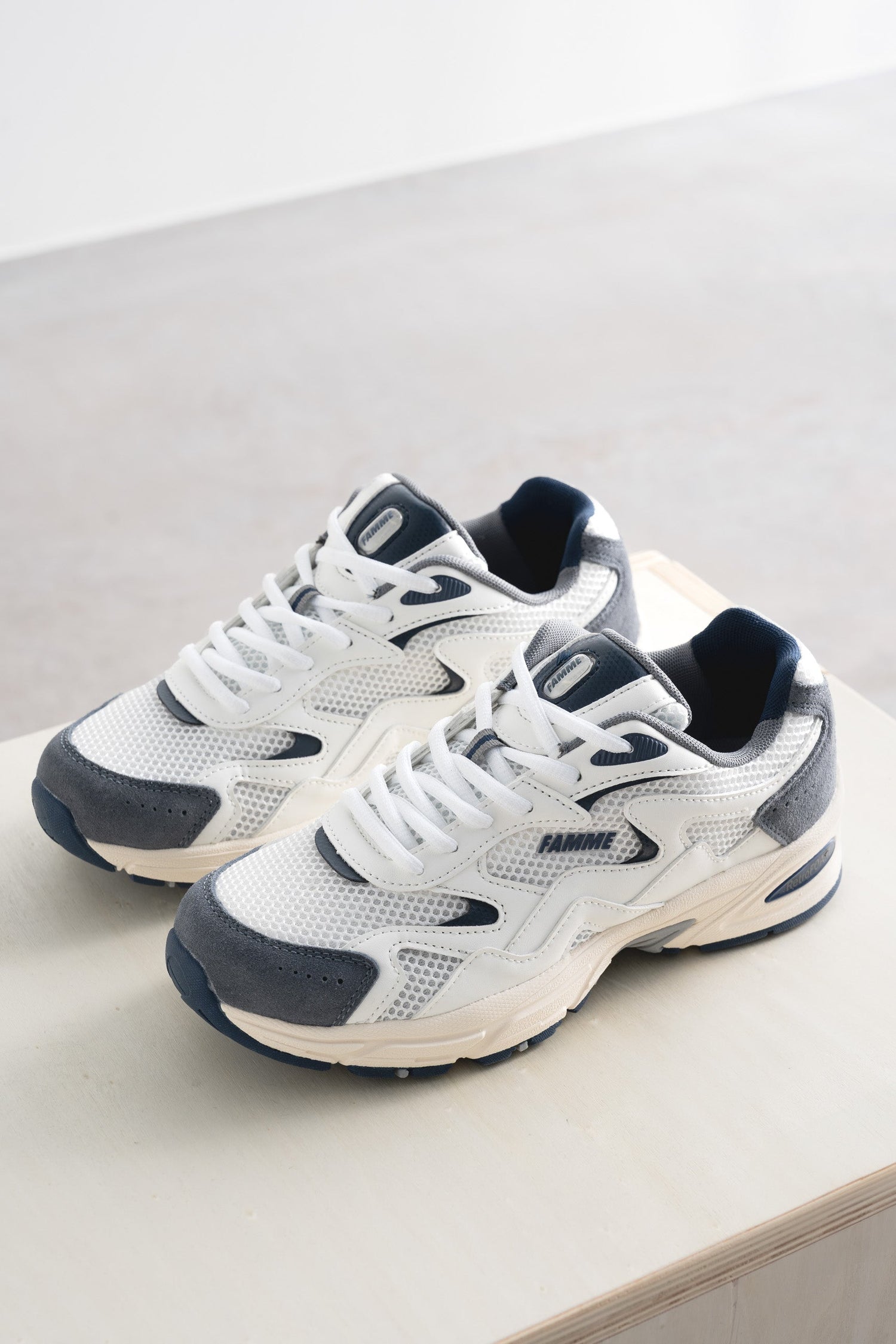 Sko - sneakers og løbesko til træning og hverdag med god støddæmpning. Vores sneakers giver optimal støtte under træning og ser samtidig fantastiske ud til hverdagsbrug.