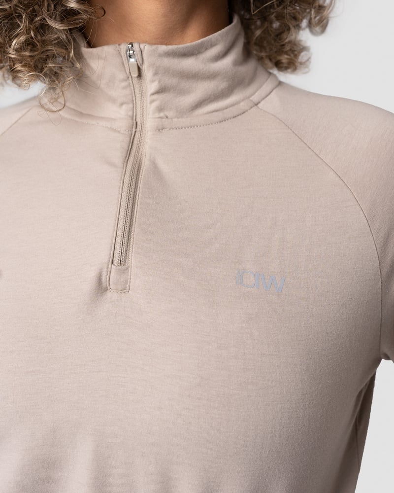 define cropped 1/4 zip adjustable sand