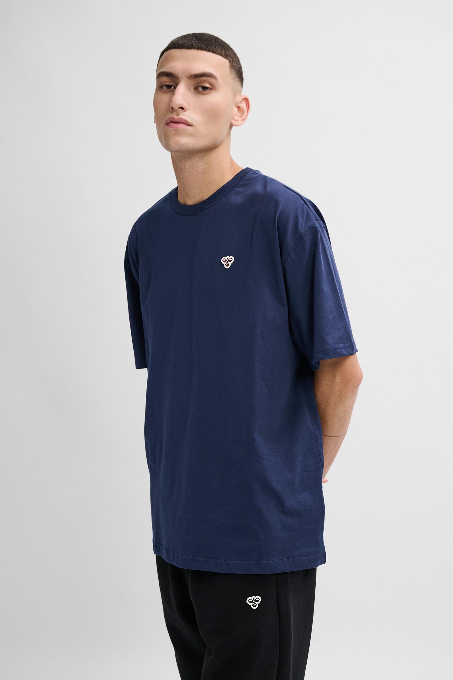 HUMMEL - Hmlloose T-shirt Bee S/s - Dress Blues