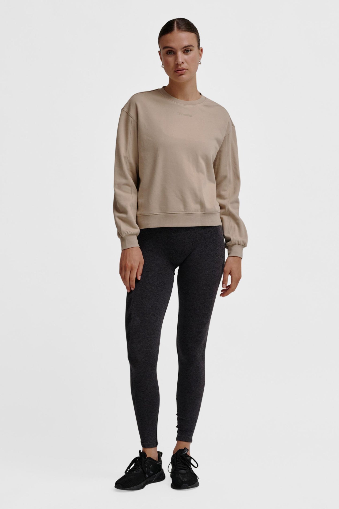 HUMMEL - Hmlmt Dhyani Sweatshirt - Simply Taupe